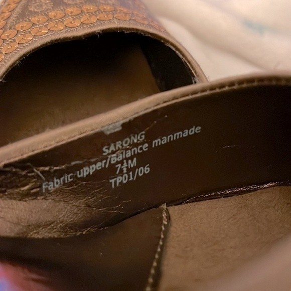 Classy Liz Claiborne Sling-Back heels. Gold, Satin and Sequin details.  Size 7.5 - Picture 6 of 7